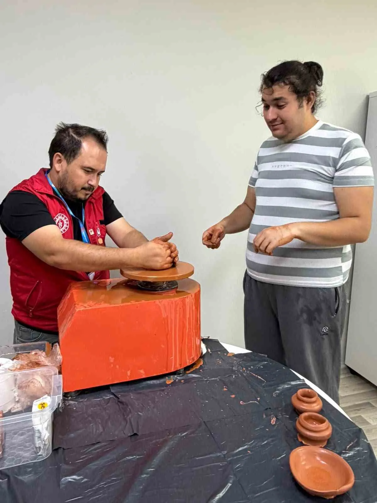 Çamur ellerde hayat buldu: Engelsiz sanat atölyesi yüzleri güldürdü