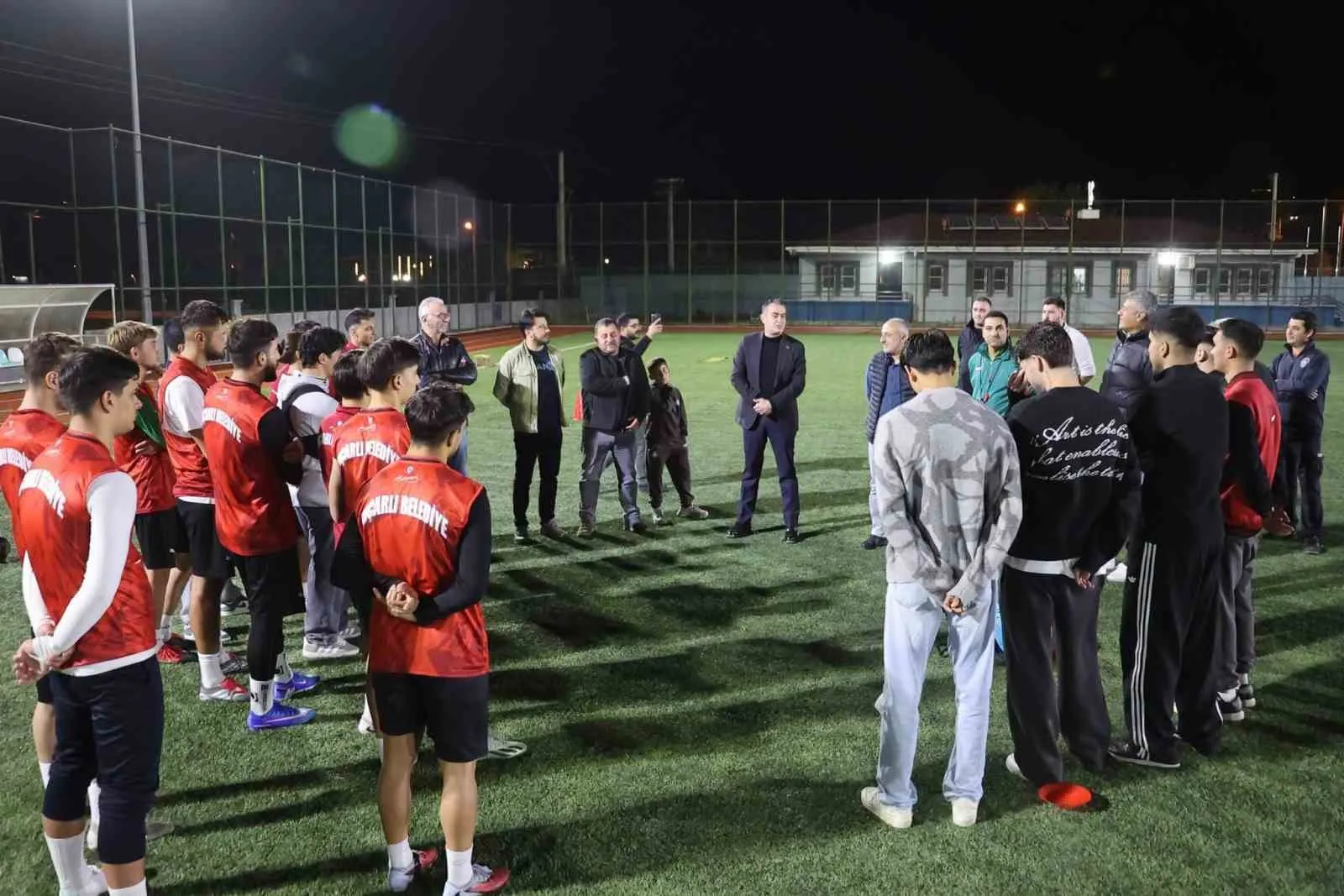 Kazayı atlattı, soluğu sahada aldı: Başkan Arıcı’dan futbolculara moral ziyareti