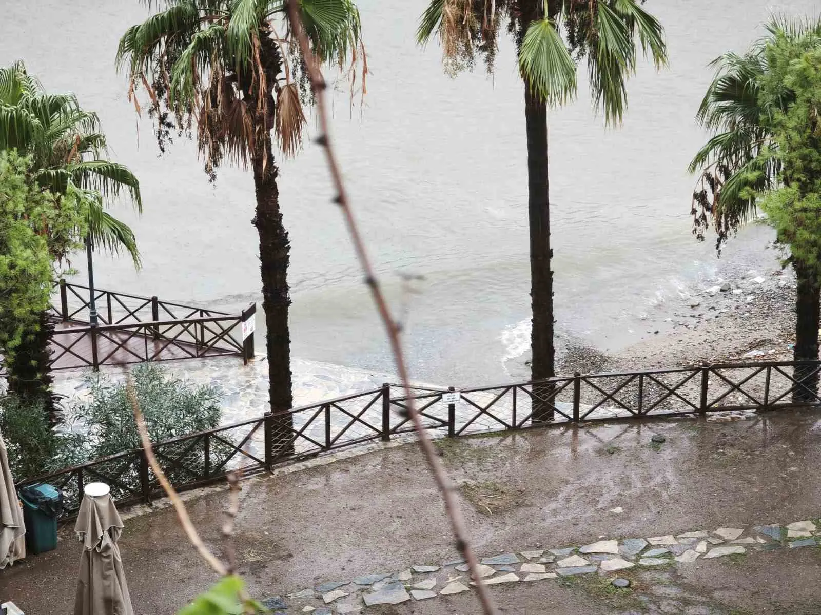 Marmaris’te şiddetli yağışın ardından ürküten manzara: Turkuaz deniz çamura büründü