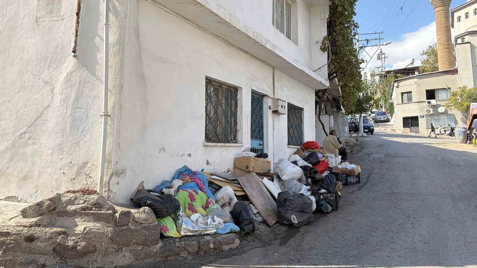 İzmir'in göbeğinde 17 yıllık kabus: Çöp ev mahalleliyi canından bezdirdi
