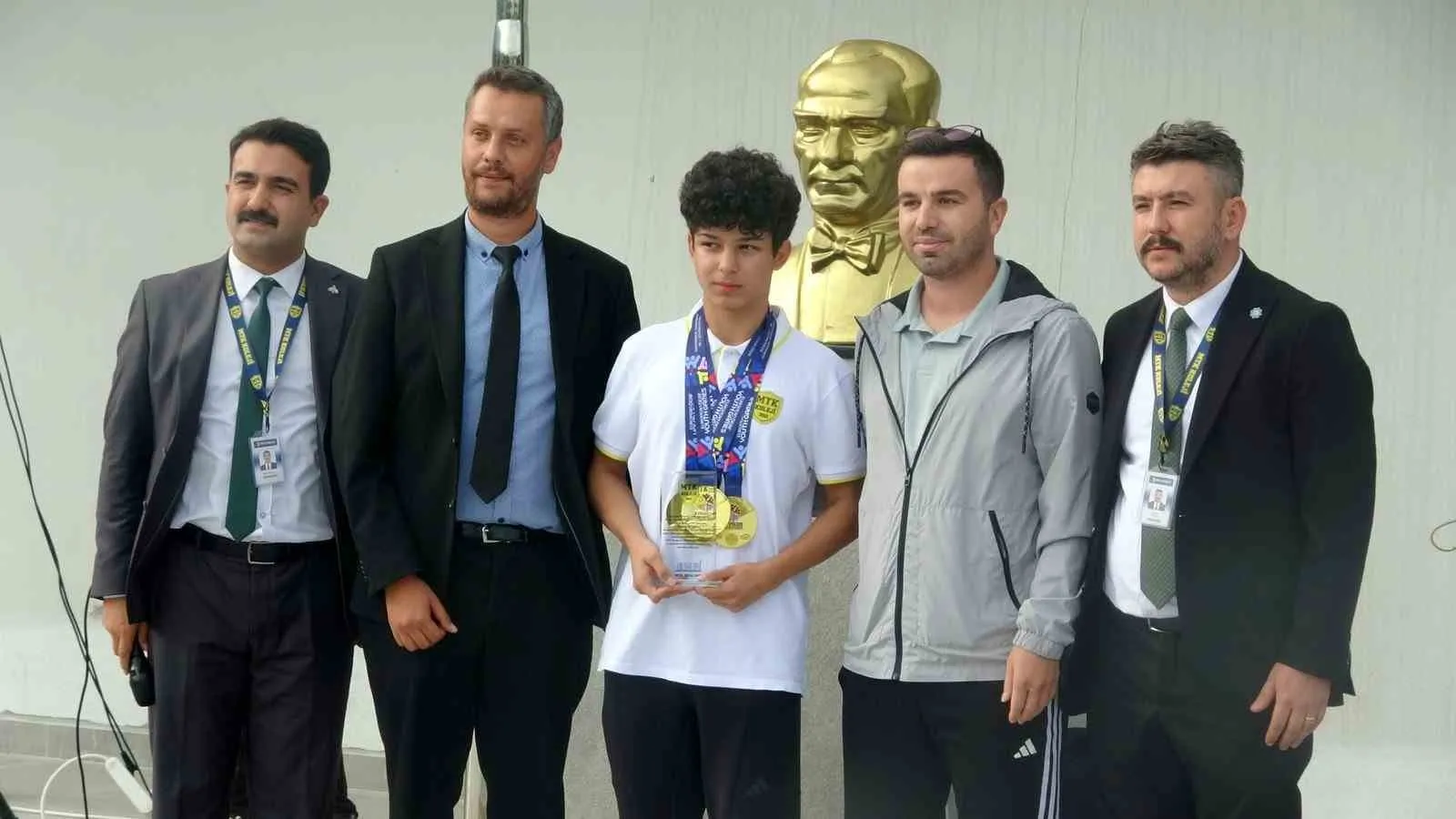 Hannover’de dört dörtlük zafer: Milli raket Rüzgar Alp zirveyi kimseye bırakmadı