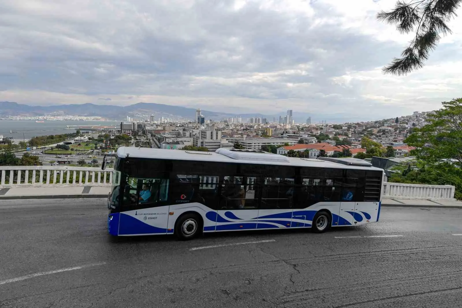 İzmir ulaşımında büyük yenilenme: 111 yeni araçla konfor dönemi başlıyor