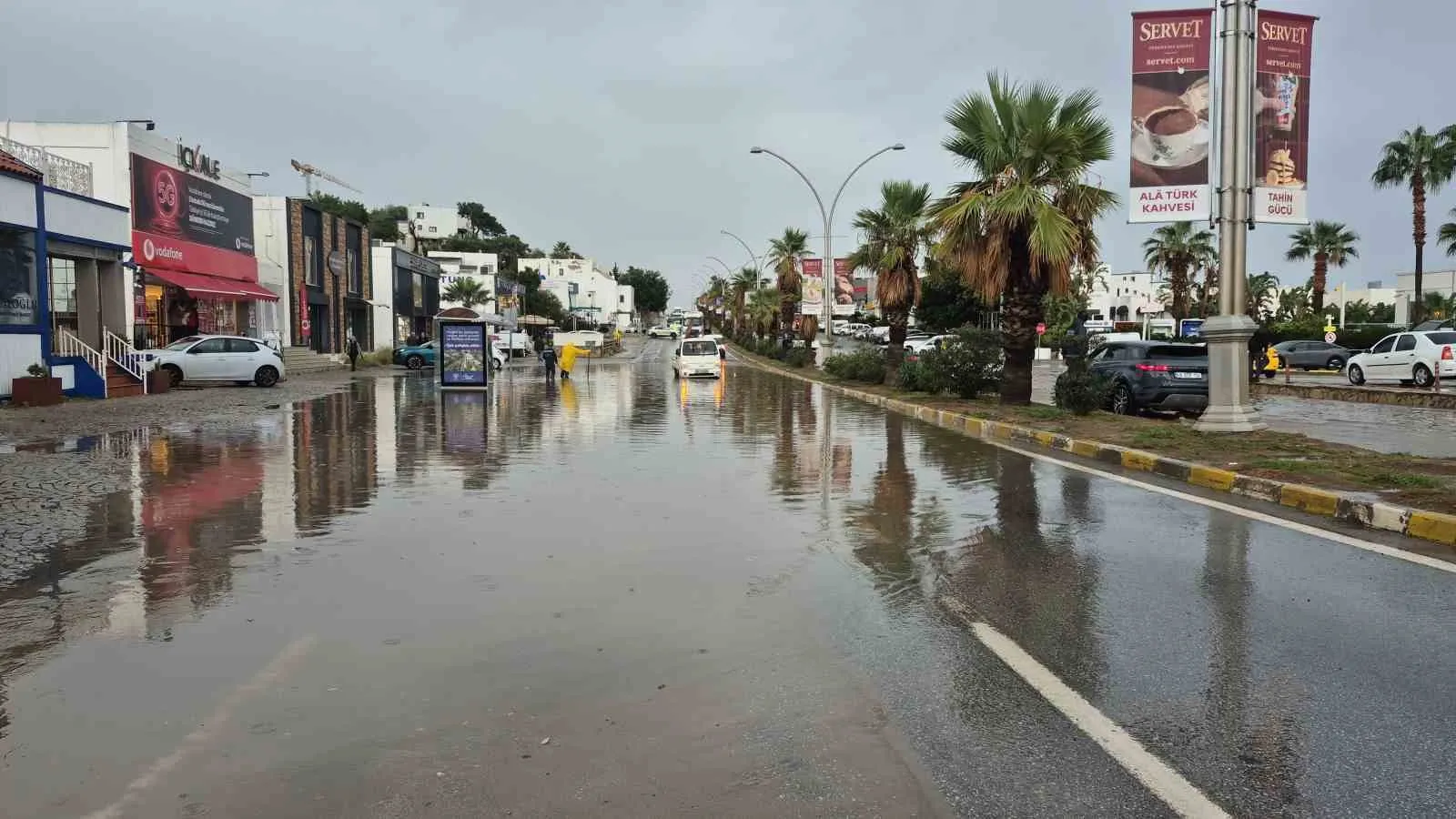 Bodrum'da sağanak kabusu: Ana arterler sular altında kaldı