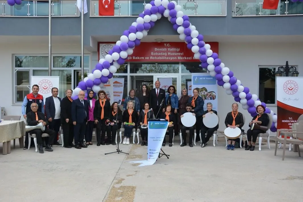 Babadağ’da nostalji rüzgarı: Başkan Kumral huzurevi sakinleriyle sahnede