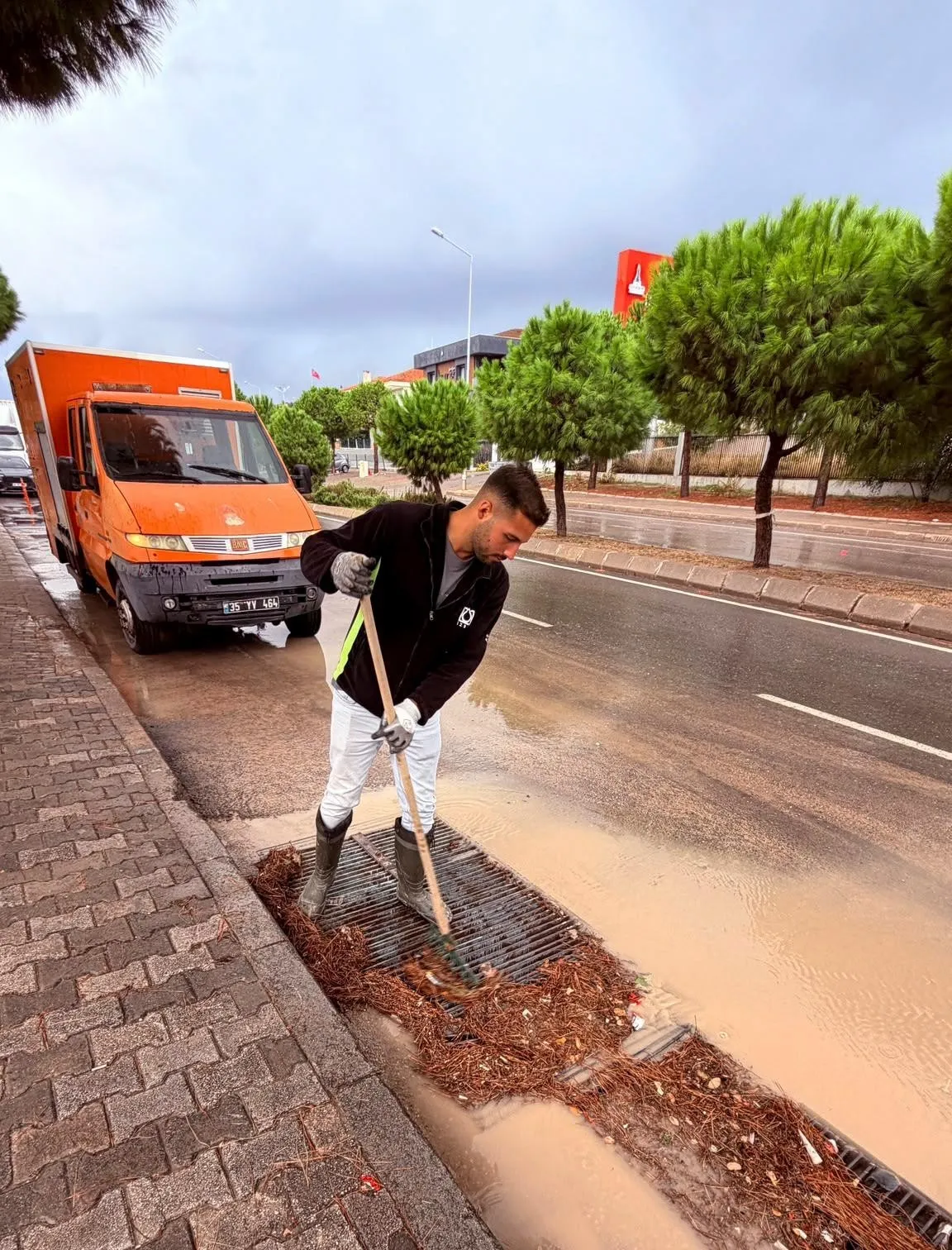 İzmir'de sağanak mesaisi: 665 kişilik dev ekip teyakkuza geçti