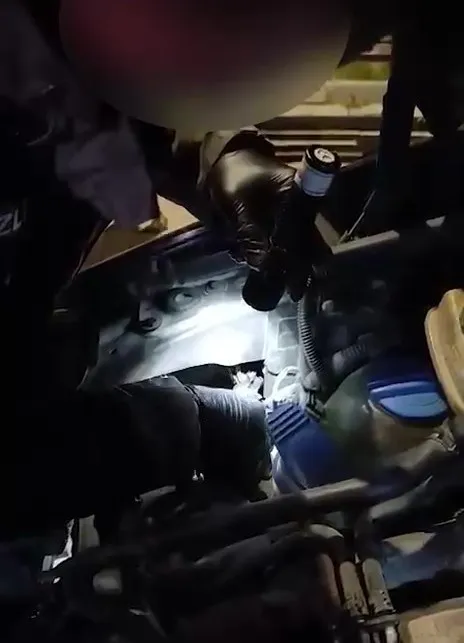 Denizli polisi zehir tacirlerine geçit vermedi: Motorun içine gizlemişlerdi