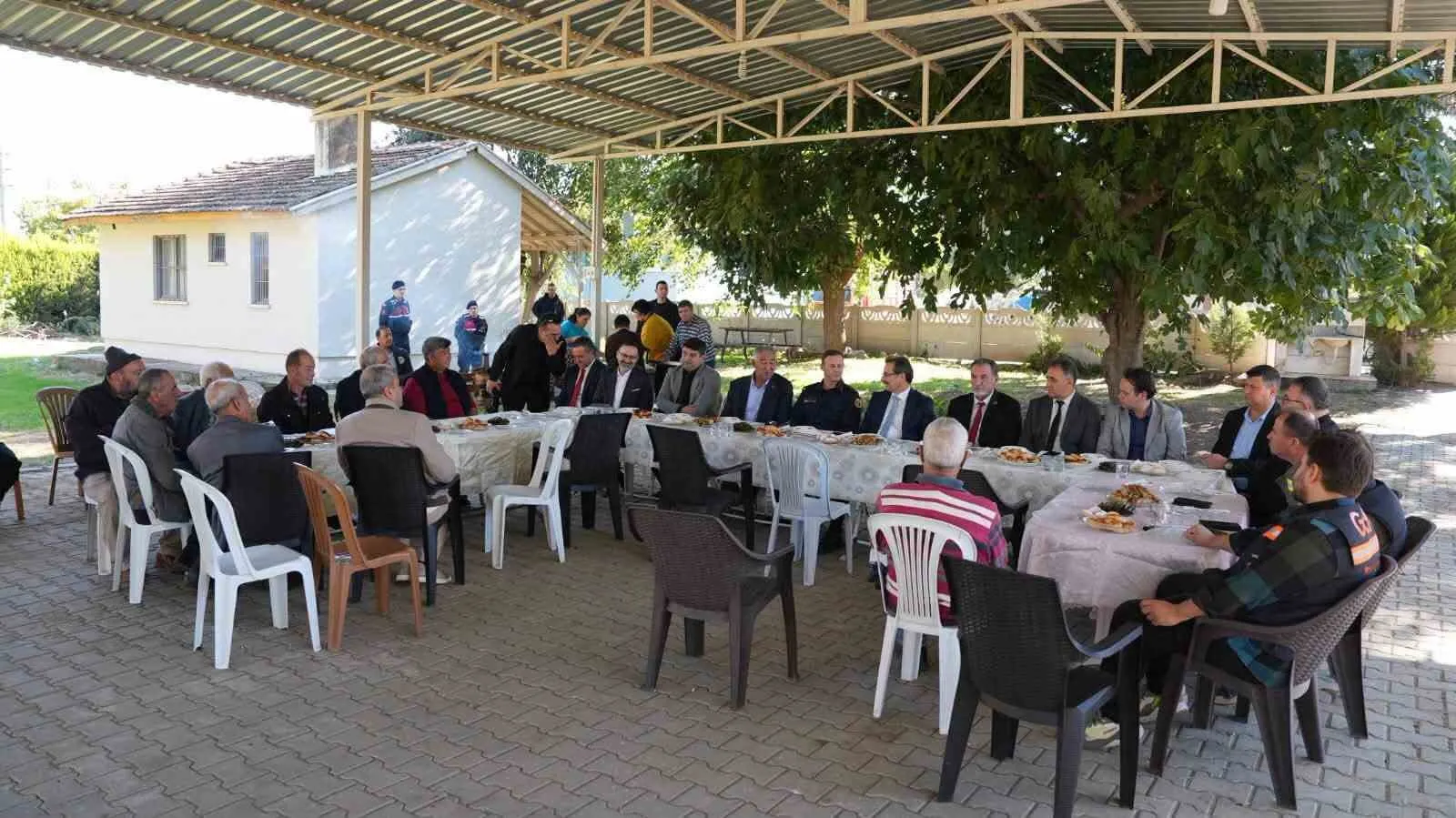 Salihli'de saha mesaisi: Kaymakam Güldoğan mahallelerin nabzını tuttu