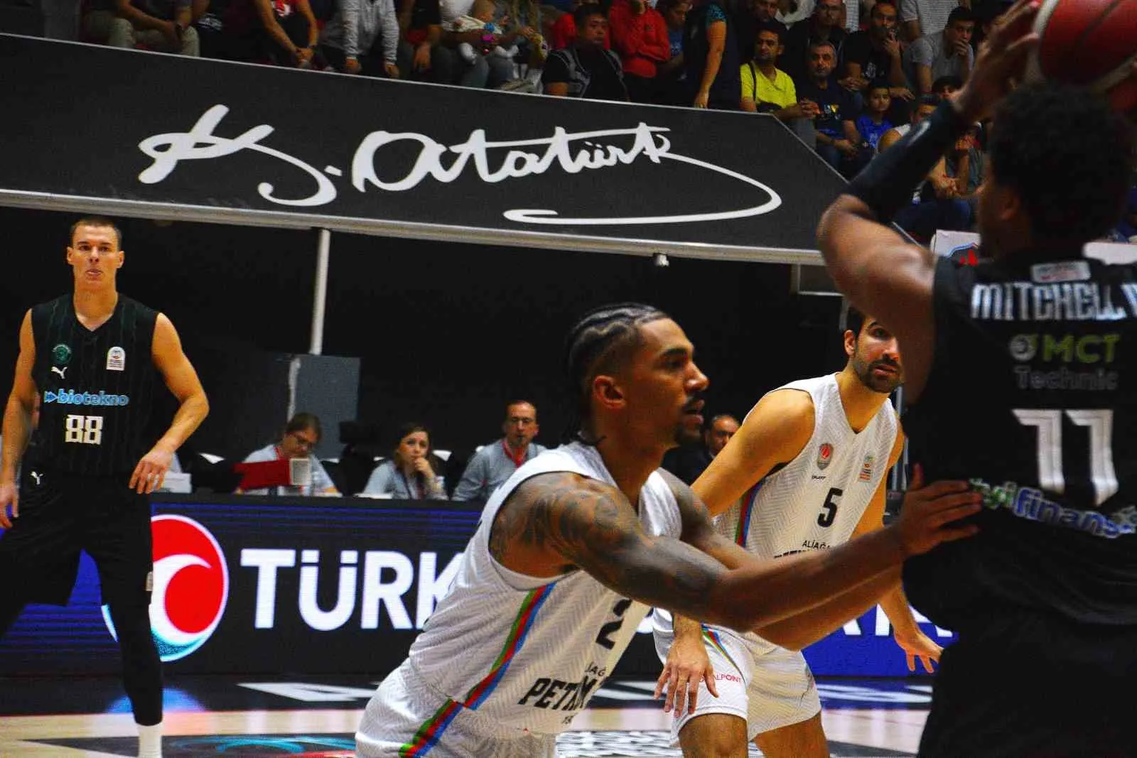 Aliağa’da nefes kesen düello: Körfez Basket son saniyede güldü