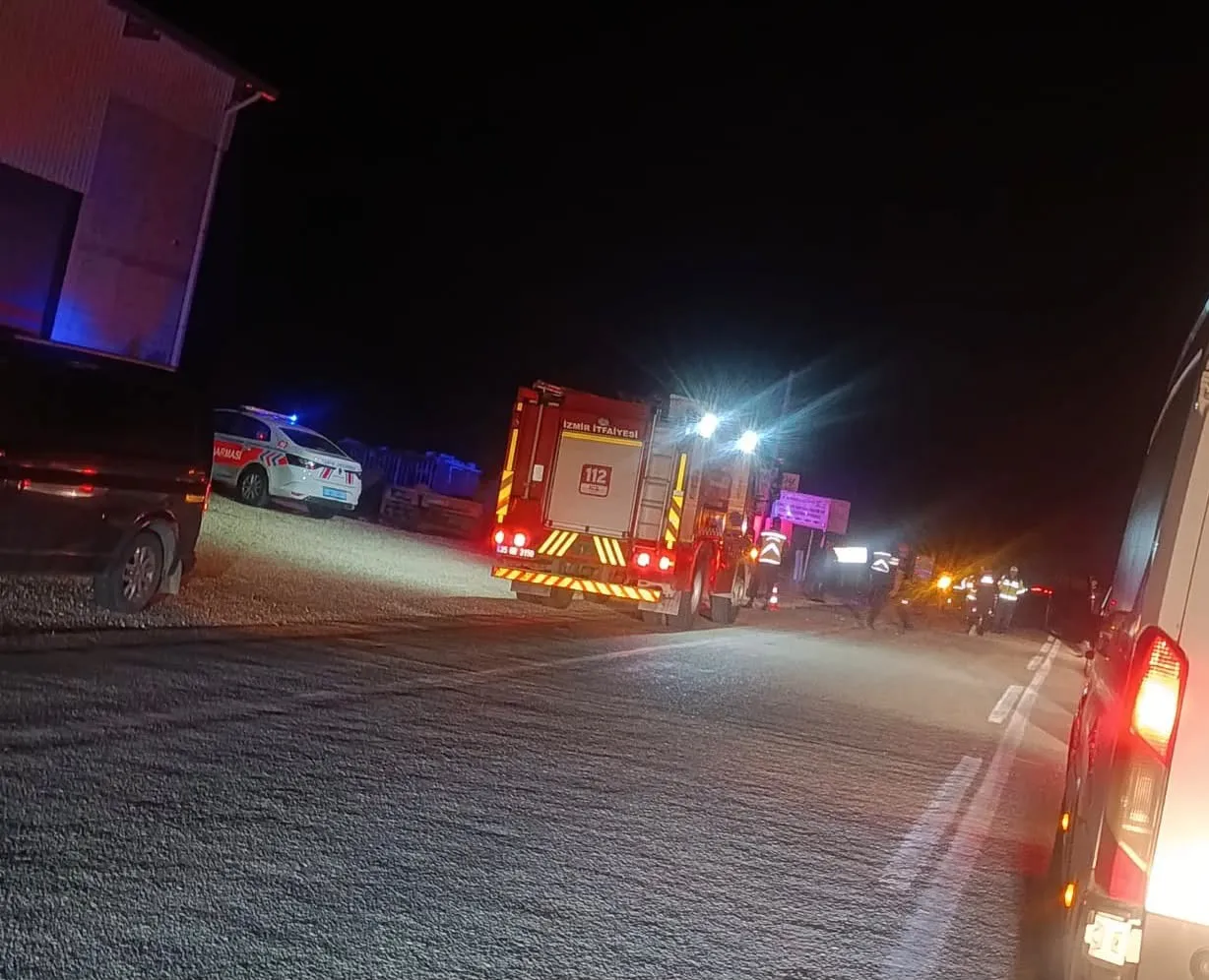 Menderes'te otobüs durağında acı bilanço: Karşıya geçmek isteyen aileye araç çarptı
