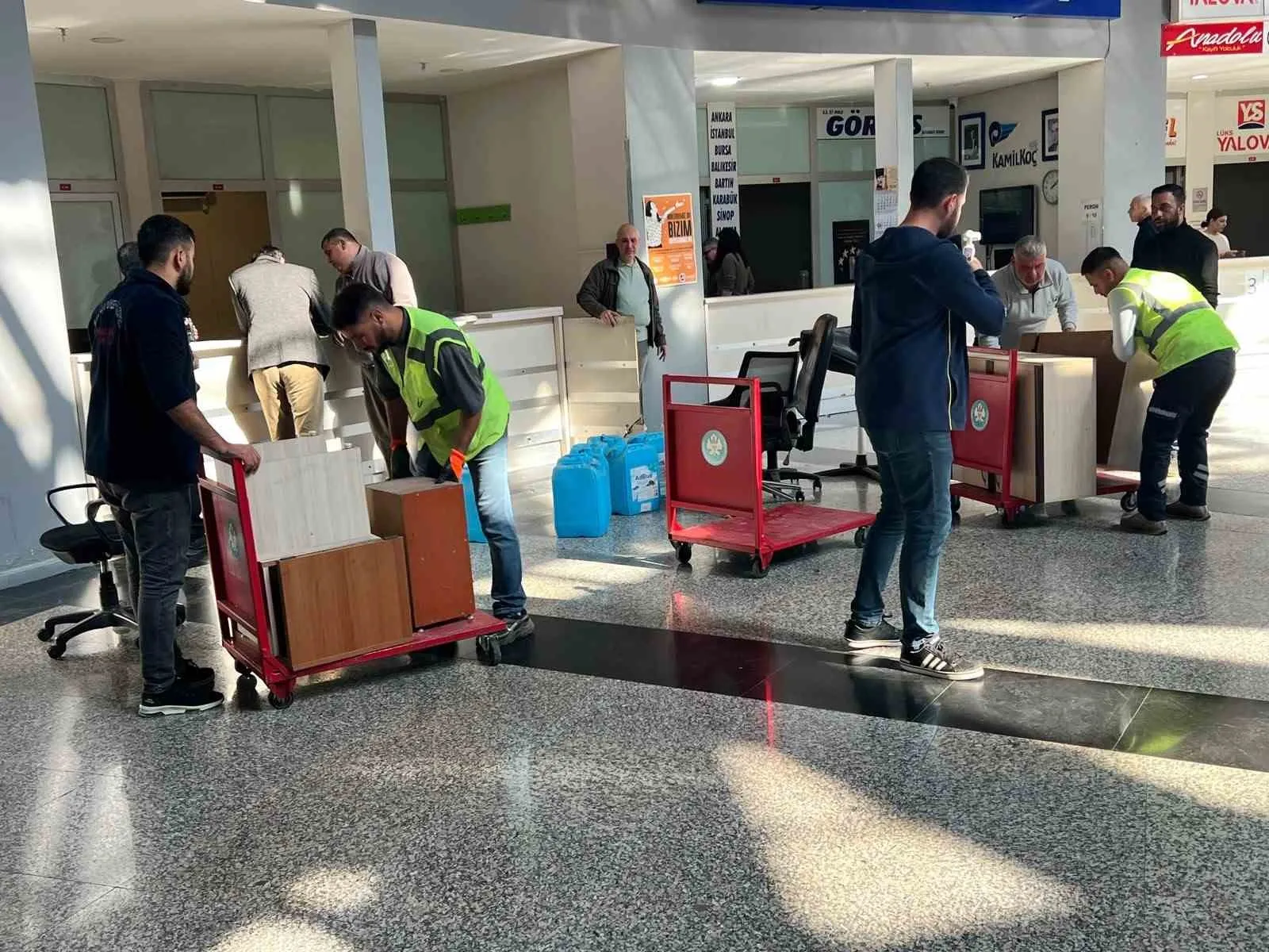 Manisa Otogarı’nda tahliye krizi: 4 saatlik eylem trafiği kilitledi