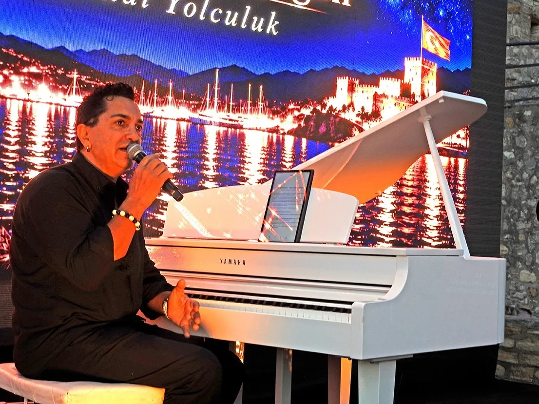 Çeşme’nin ruhunu notalara döktü: Mustafa Boran Durgun kalede büyüledi