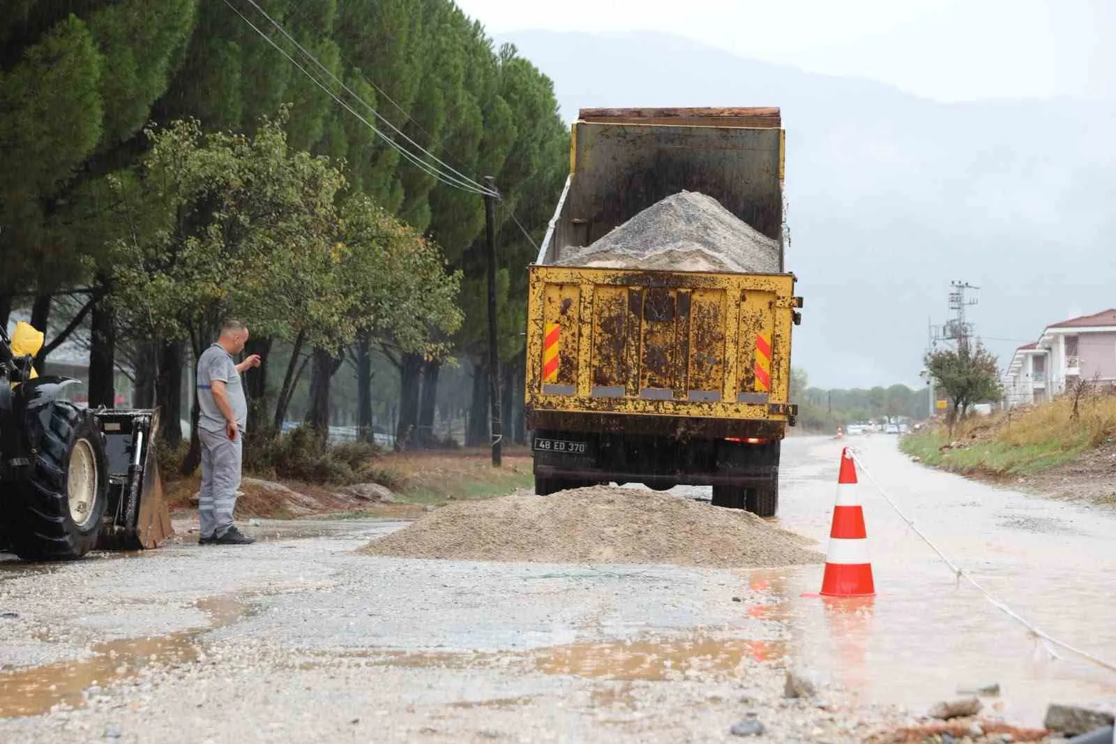 Menteşe'de yağış alarmı: Ekipler teyakkuzda