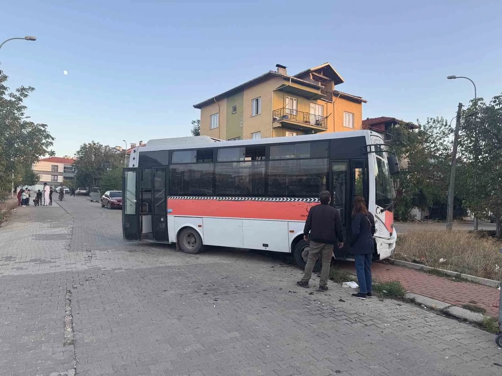 Uşak’ta trafik kâbusu: İki aracın karıştığı kazada 7 kişi yaralandı