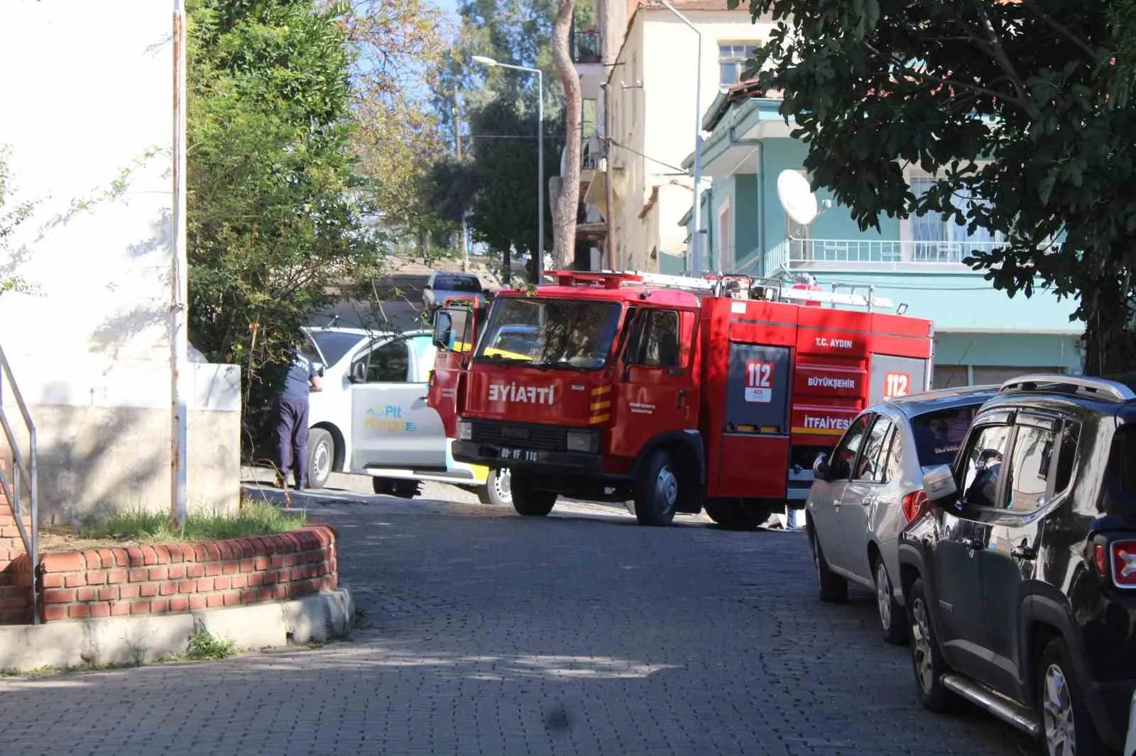 Efeler'de PTT aracında korkutan dumanlar: Ekipler teyakkuza geçti