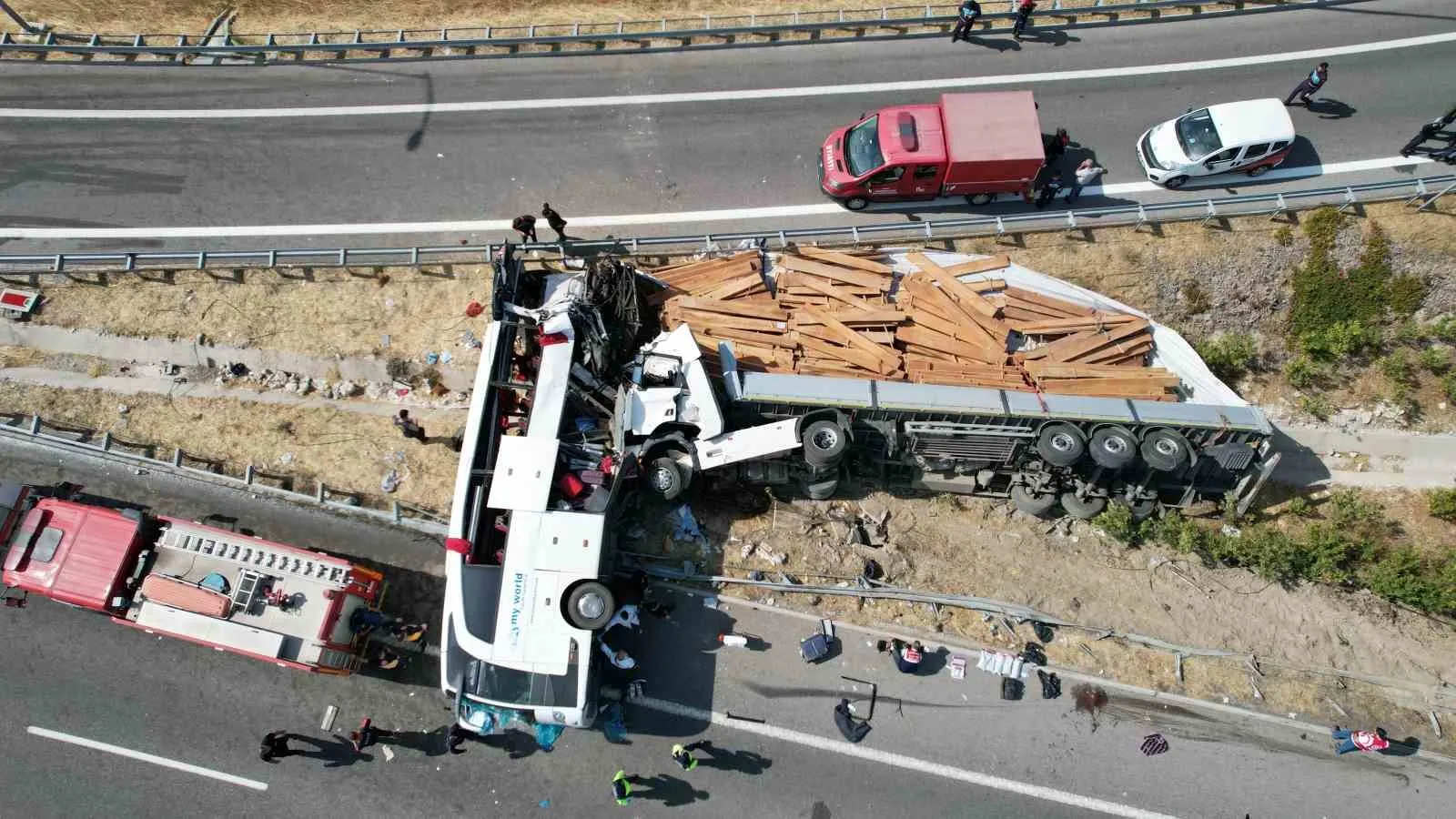 Manisa'da otobüs ve tır dehşeti: Vali Özkan'dan acı bilanço açıklaması
