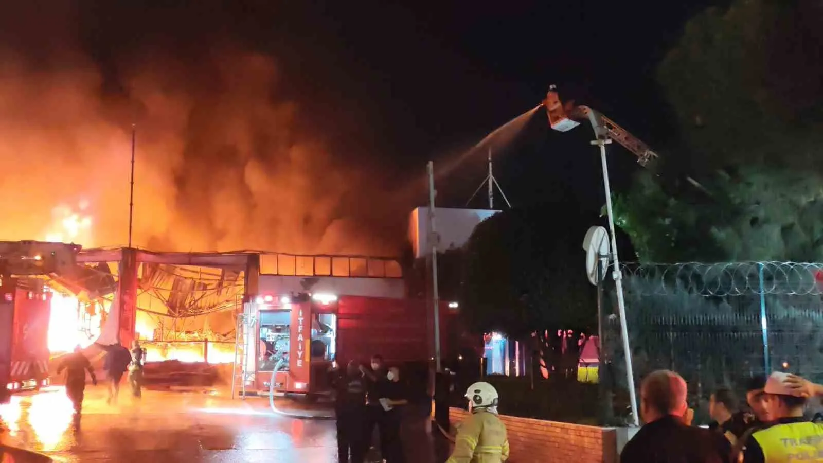 Manisa Organize Sanayi Bölgesi'nde korkutan yangın: Ekipler seferber oldu