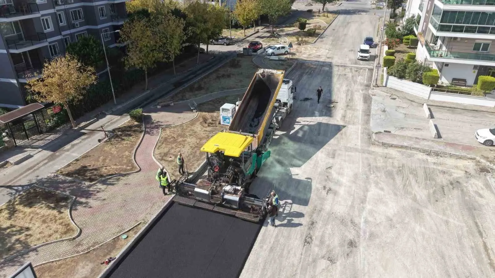 İzmir'de ulaşım hamlesi: Çiğli ve Menemen'de asfalt mesaisi hız kazandı