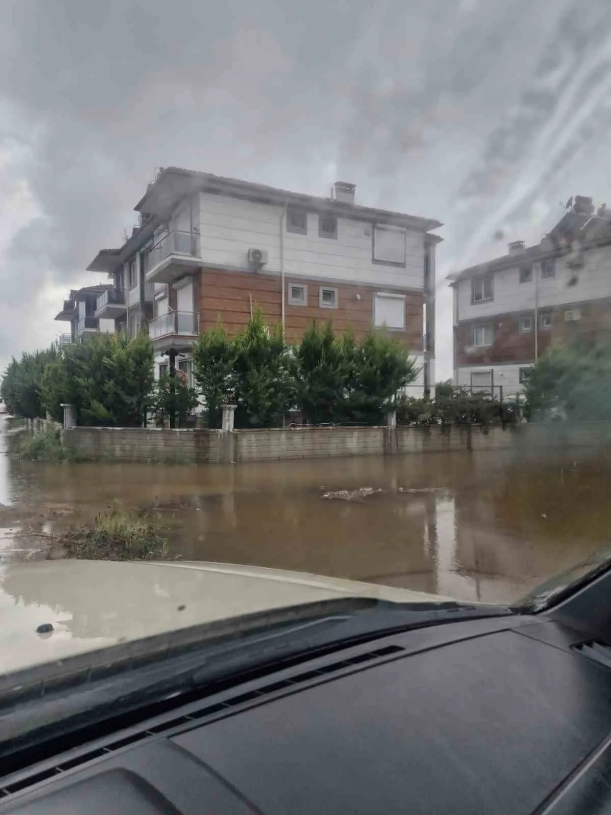 Dalaman'da kabus dolu gece: Tersakan Çayı taştı, yollar trafiğe kapandı