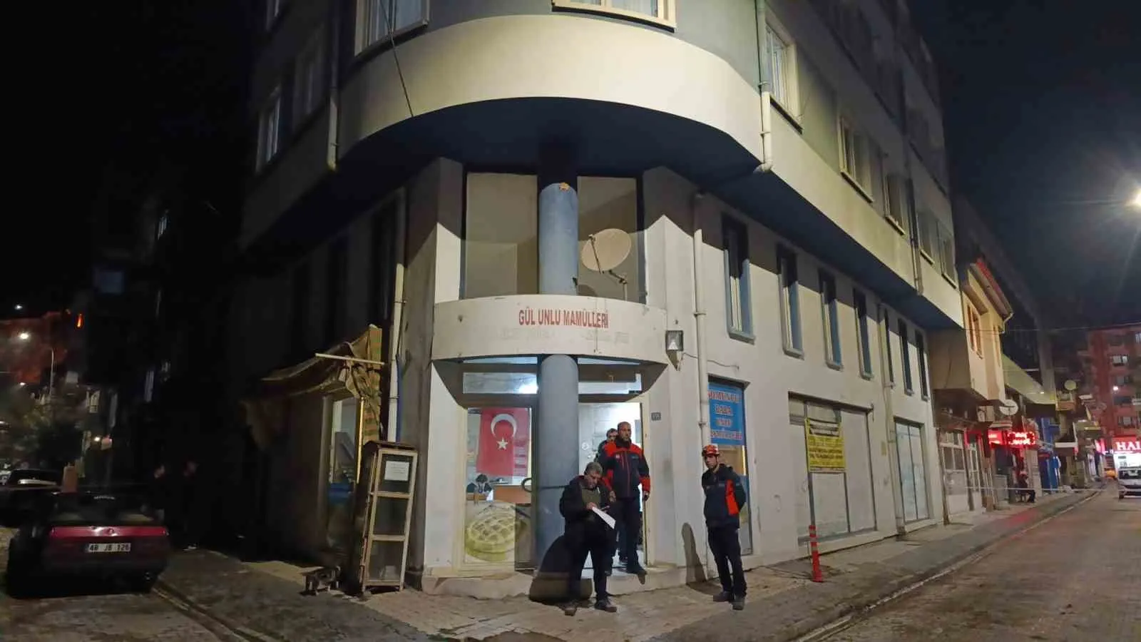 Afyonkarahisar'da fırın duvarındaki çatlaklar paniğe neden oldu: 4 katlı bina tahliye edildi