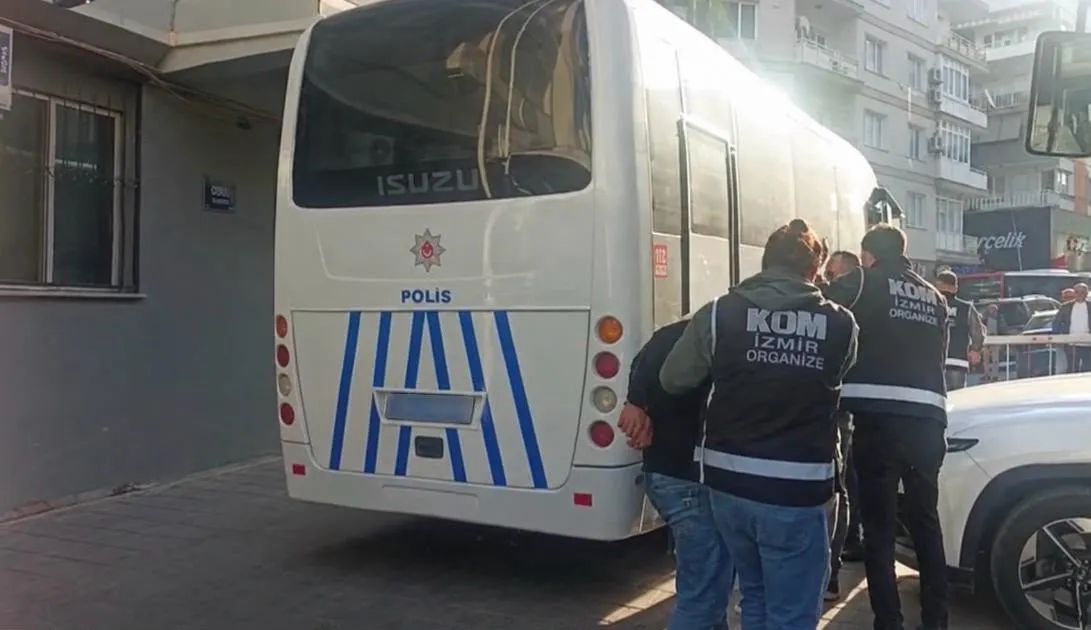 İzmir'de suç örgütüne şafak operasyonu: Kundaklama zanlıları cezaevine gönderildi