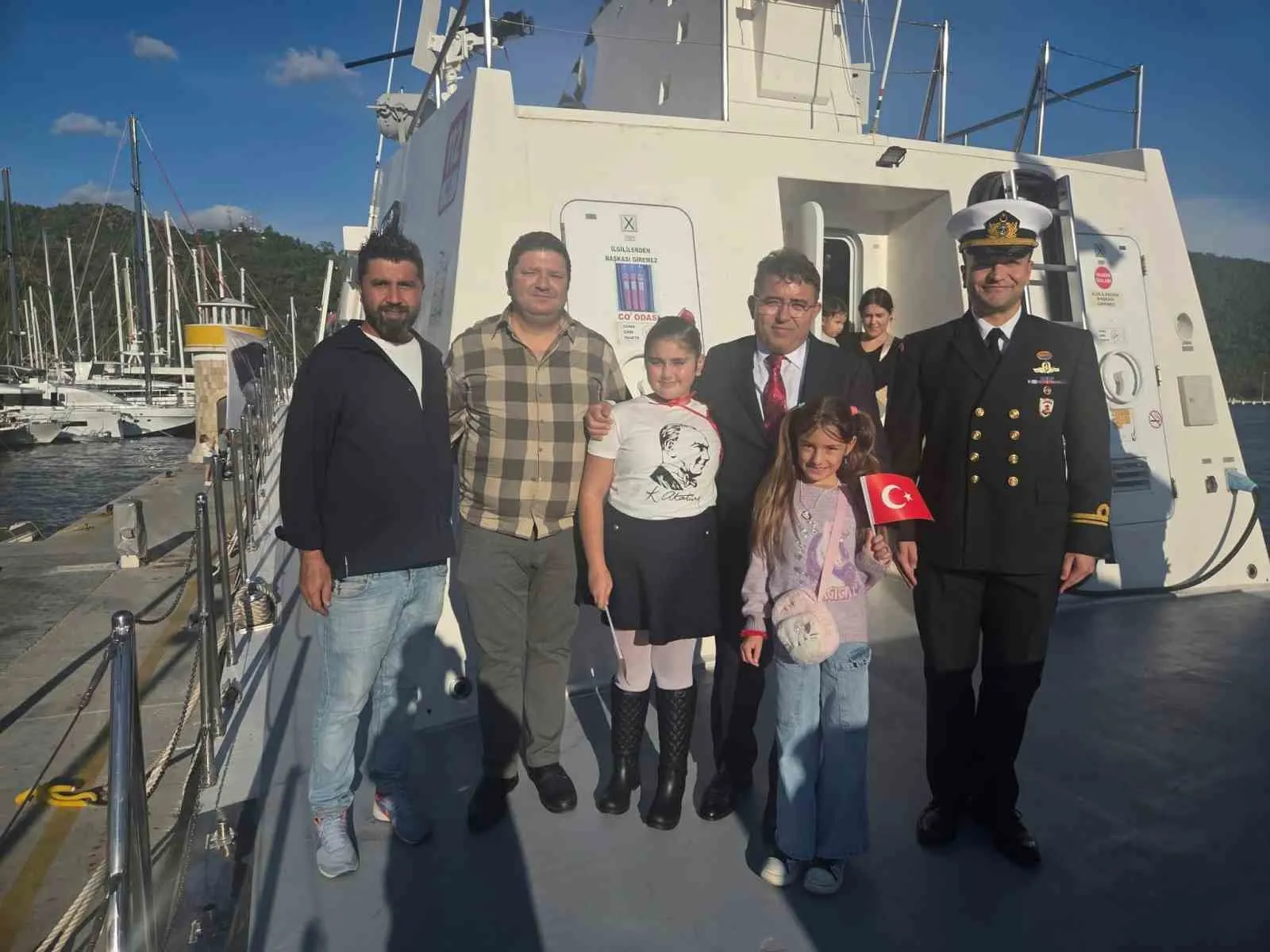 Marmaris’te Cumhuriyet coşkusu denizden taştı: Askeri gemilere vatandaş akını