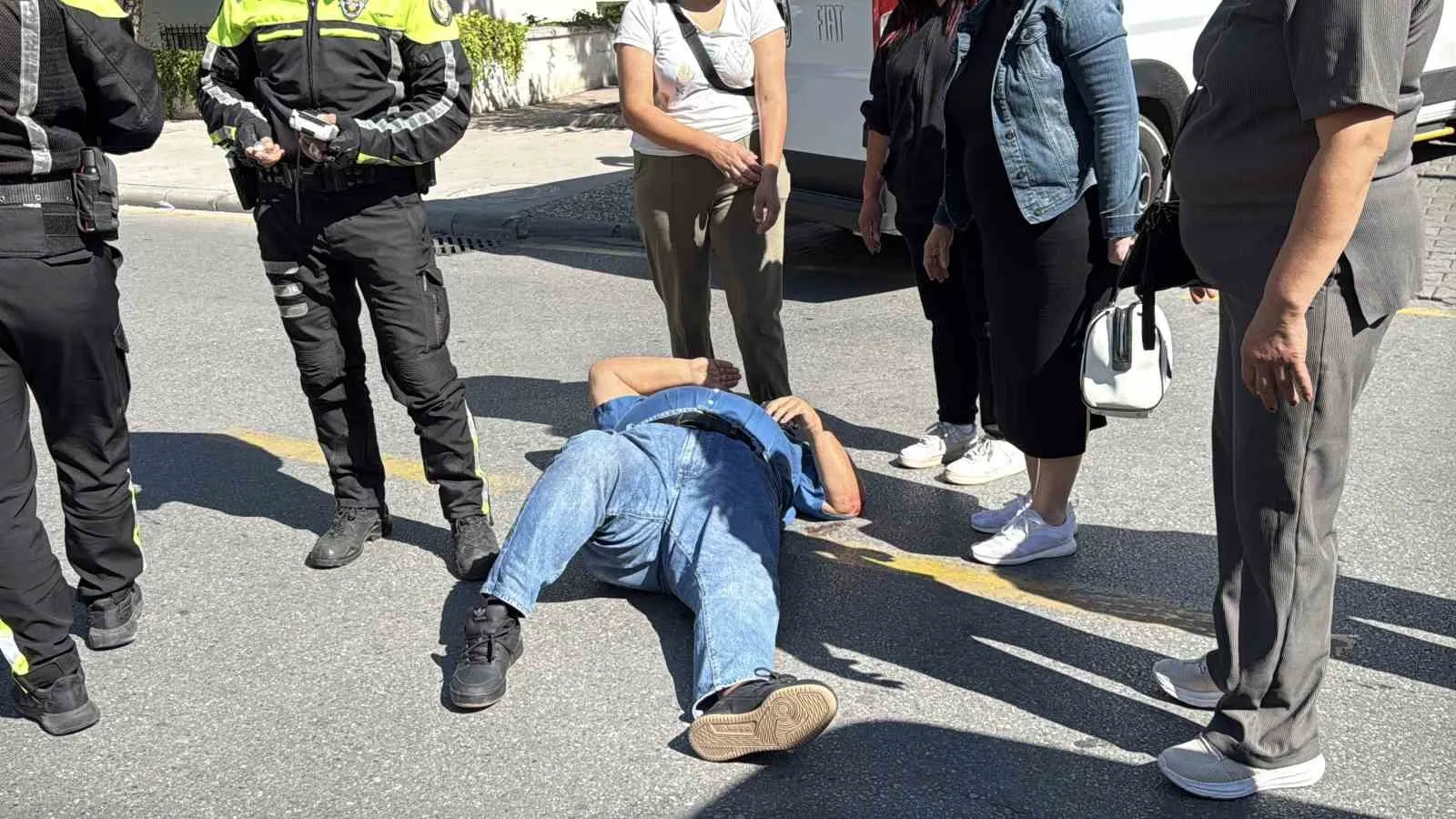 Menteşe'de talihsiz kaza: Geri manevra yapan araç yaşlı adamı yaraladı