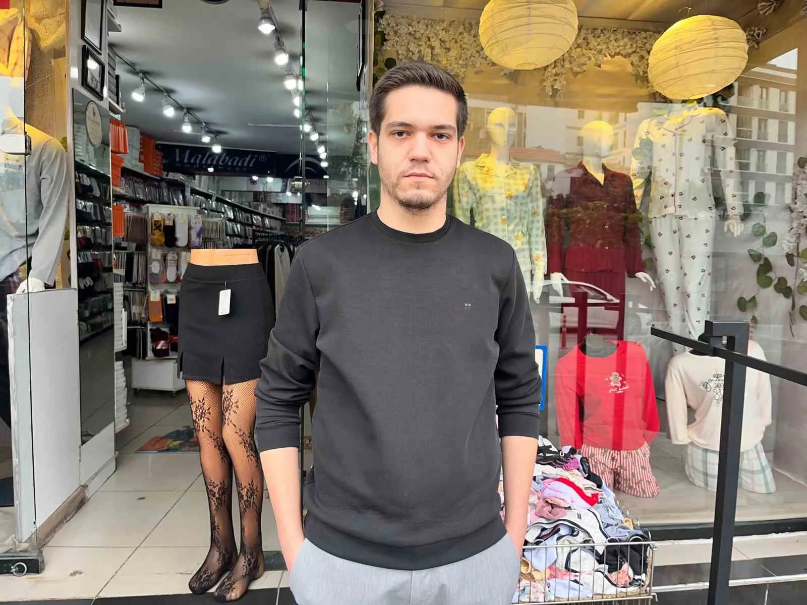 Konak’ta ortalık savaş alanına döndü: Yaşlı sürücünün direksiyon hakimiyetini kaybettiği araç dükkana daldı