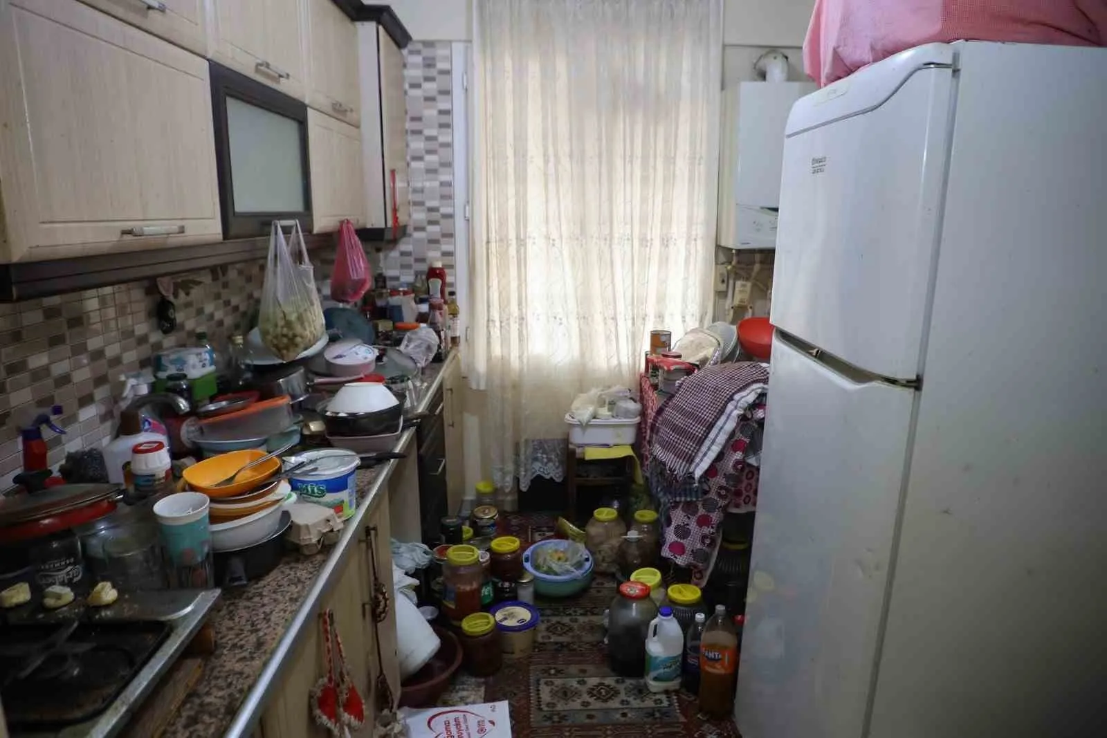 Manisa'da mahalleliyi canından bezdiren ev: 6 kamyon çöp çıktı