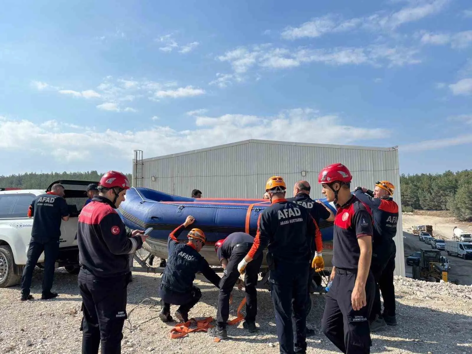 Buca’da nefes kesen operasyon: Çamur deryasında yaşam mücadelesi veren can dostu kurtarıldı