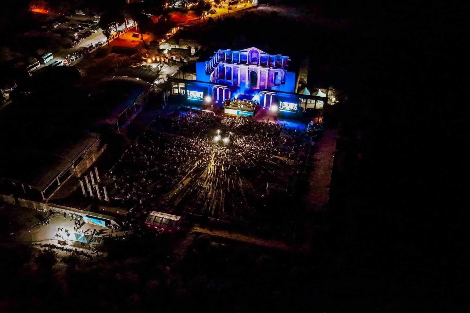 Lidya’nın başkentinde Balkan rüzgarı: Goran Bregovic binlerce kişiyi büyüledi