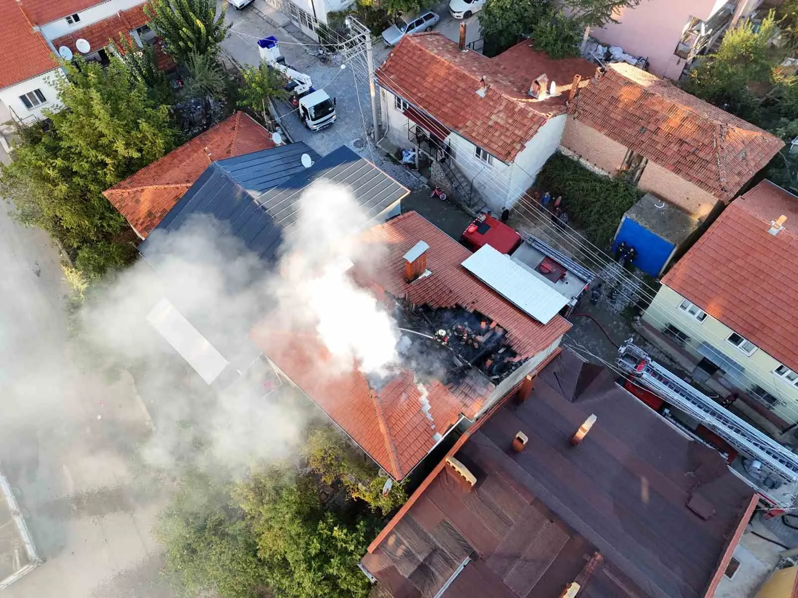 Uşak'ta korkutan çatı yangını: Ekipler zamanında müdahale etti