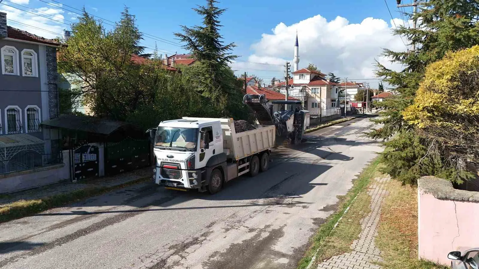 Bolvadin'de asfalt mesaisi: Ertuğrul Gazi Caddesi'nde değişim başladı