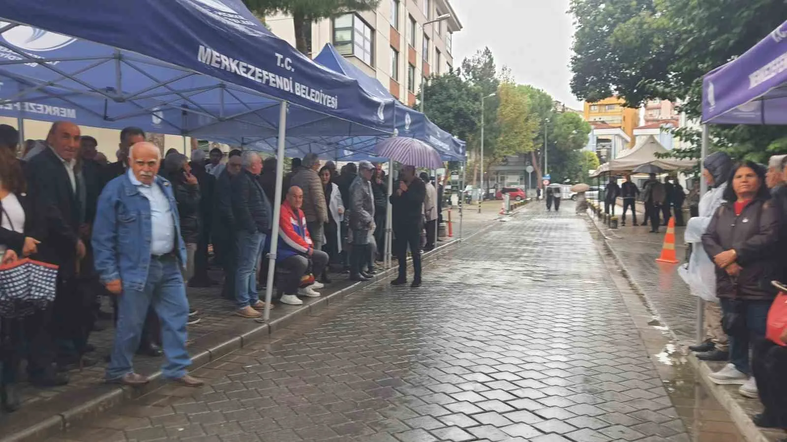 Denizli’de Şeniz Doğan için adalet çağrısı: Yağmura rağmen meydanı terk etmediler