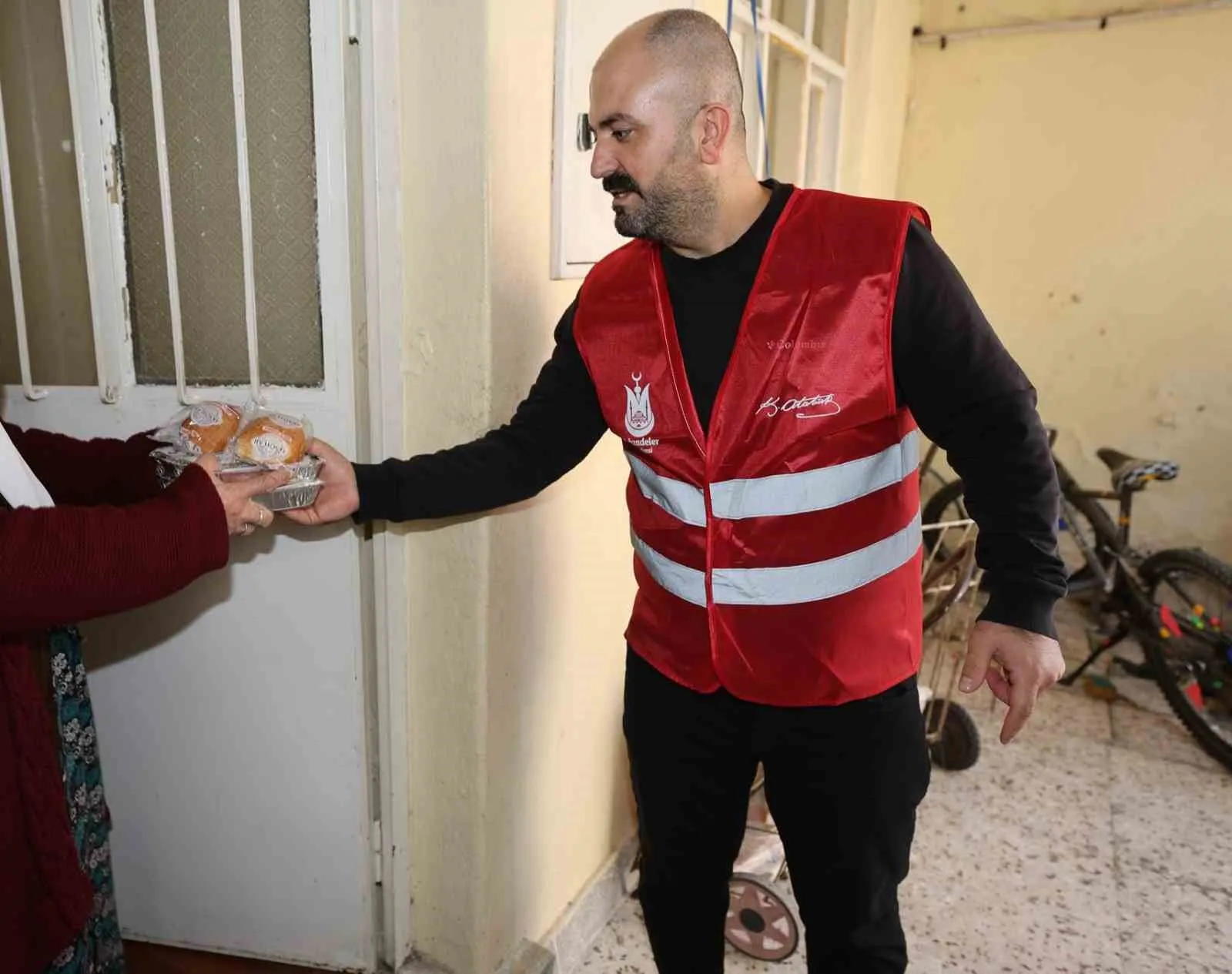 Şehzadeler’de sofralar boş kalmıyor: 500 kişiye her gün sıcak destek