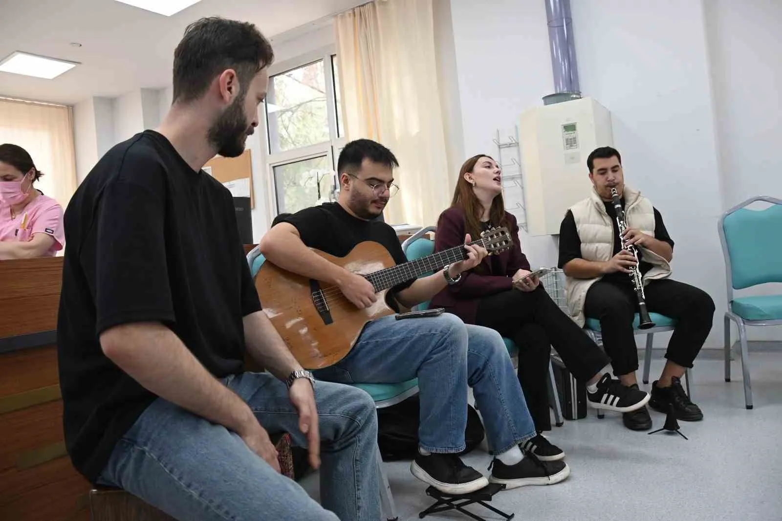 Kemoterapi ünitesinde duygusal anlar: Hastalar müzikle şifa buldu