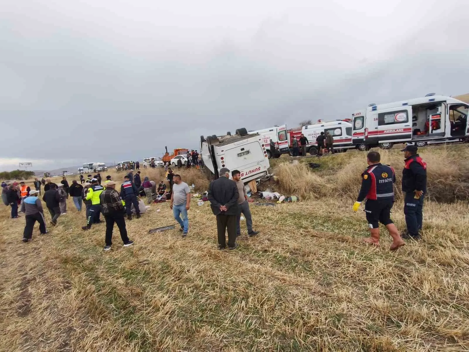 Afyonkarahisar'da yolcu faciası: Şarampole uçan midibüste çok sayıda yaralı var
