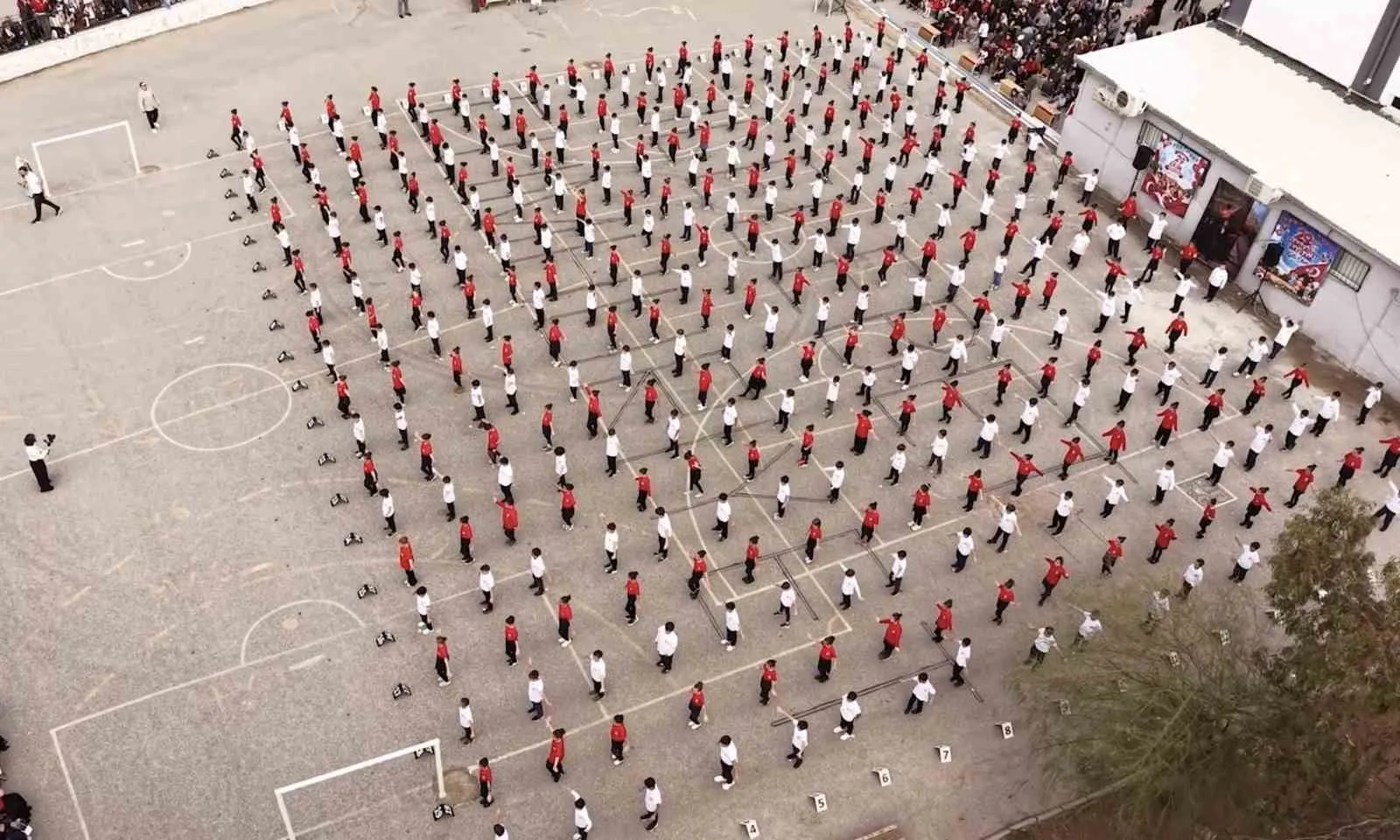 Minik öğrencilerden Buca’da dev Cumhuriyet imzası
