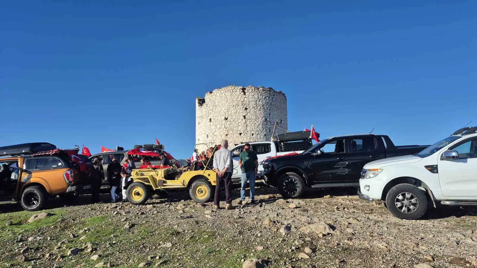 Bodrum yollarında Cumhuriyet coşkusu: Klasikler ve dev arazi araçları bir arada