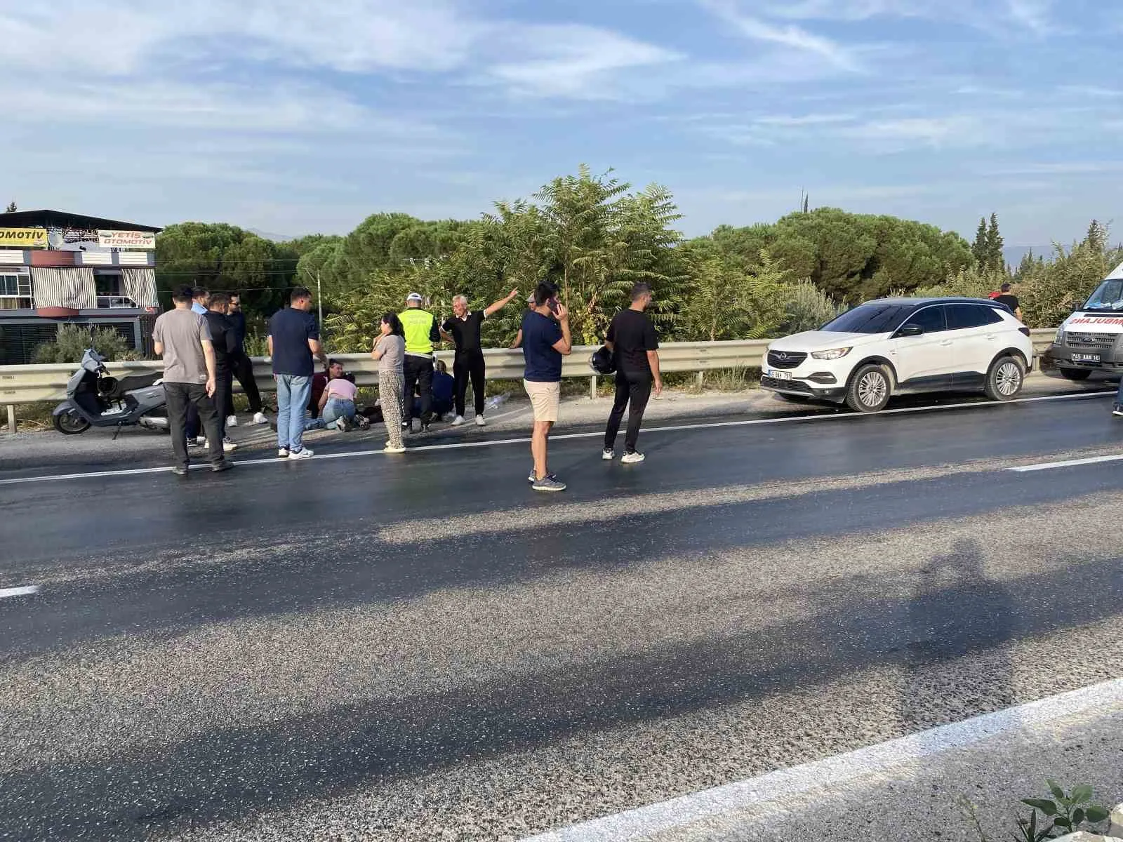 Manisa yolunda tehlikeli ihmal: Mazot dökülen virajda iki motosiklet peş peşe devrildi