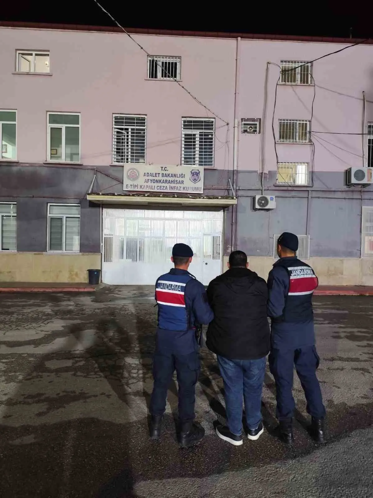Afyonkarahisar'da huzur operasyonu: 42 firari kıskıvrak yakalandı