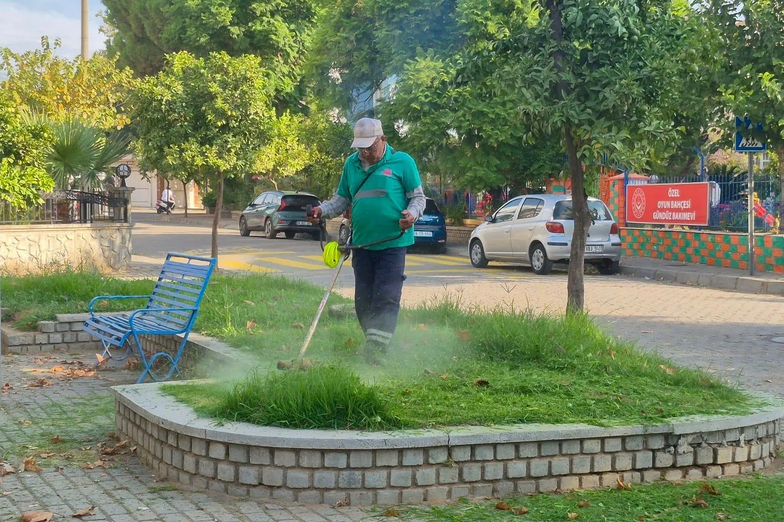 Efeler’de yeşil seferberlik: Parklar yaza hazırlanıyor