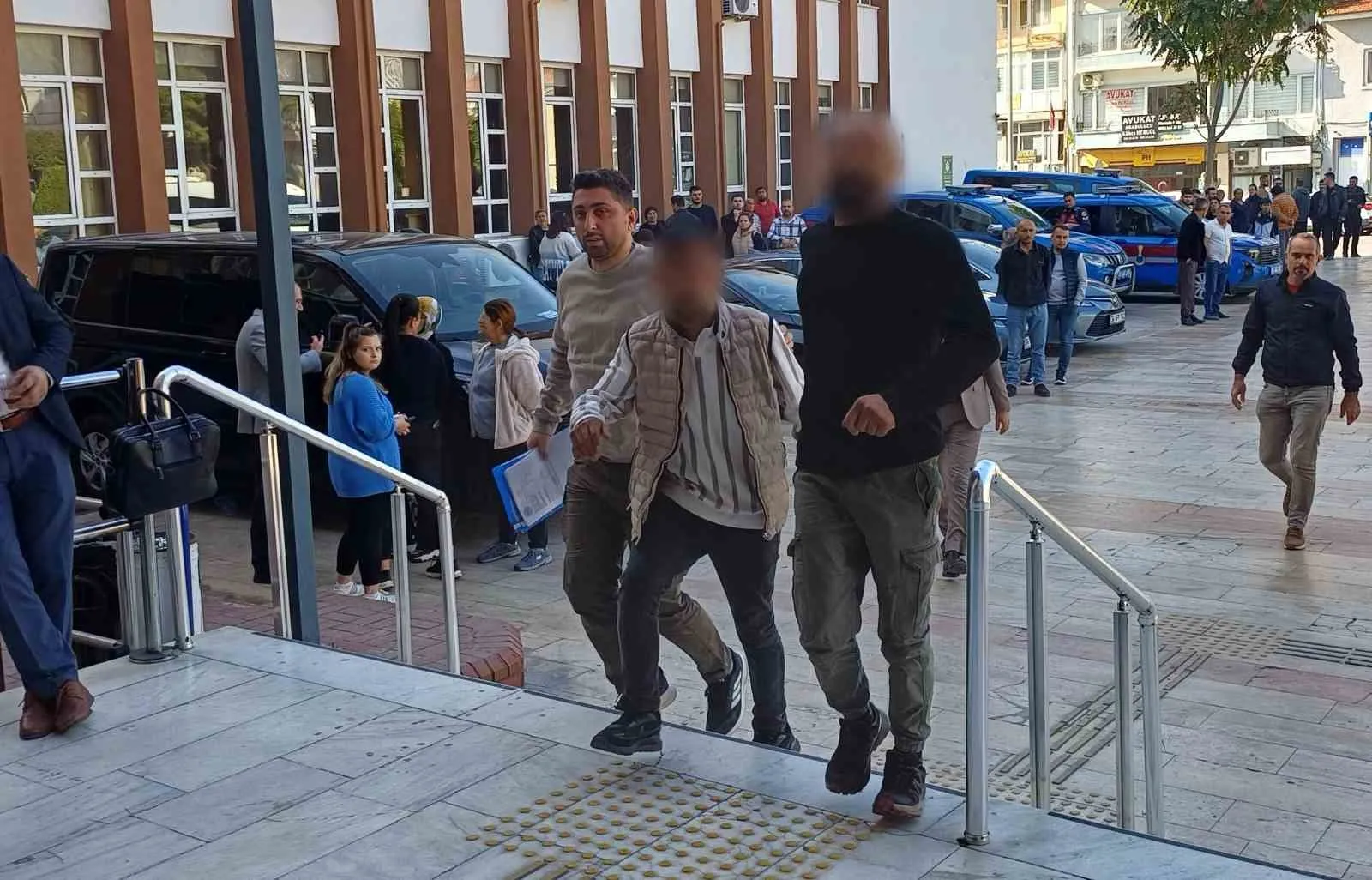Aydın'da nefes kesen kovalamaca: Emniyet müdür yardımcısı camı kırarak etkisiz hale getirdi