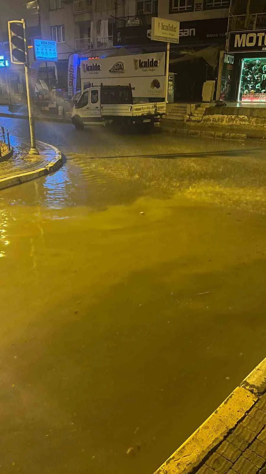 Kuşadası’nda gece yarısı kabusu: Yollar göle döndü, ekipler alarma geçti