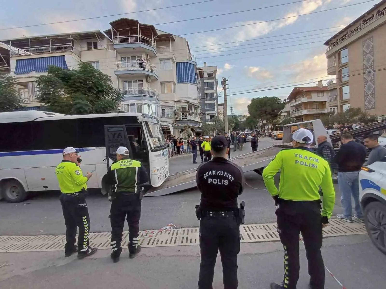 Manisa'da yürek yakan kaza: Servis minibüsünün çarptığı 8 yaşındaki çocuk yaşamını yitirdi
