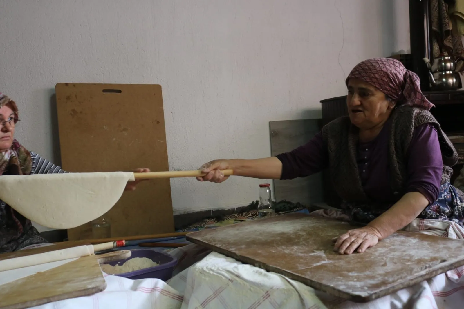 Çivril’de kış hazırlığı telaşı: İmece usulü yufkalarla bereketli sofralar kuruluyor