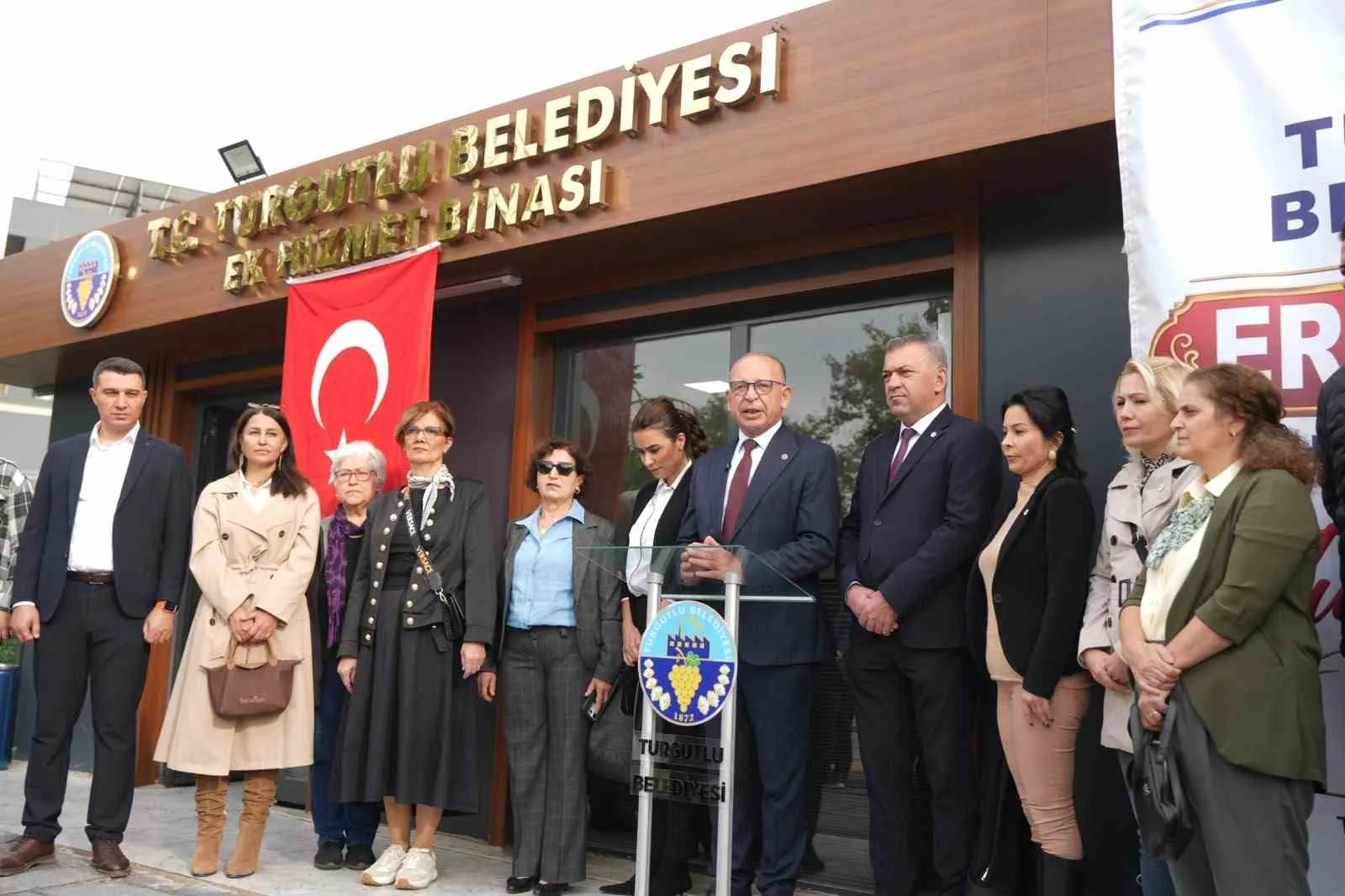 Turgutlu’da bürokrasiyi mahalleliye getiren hamle: Hizmet ayağa geldi