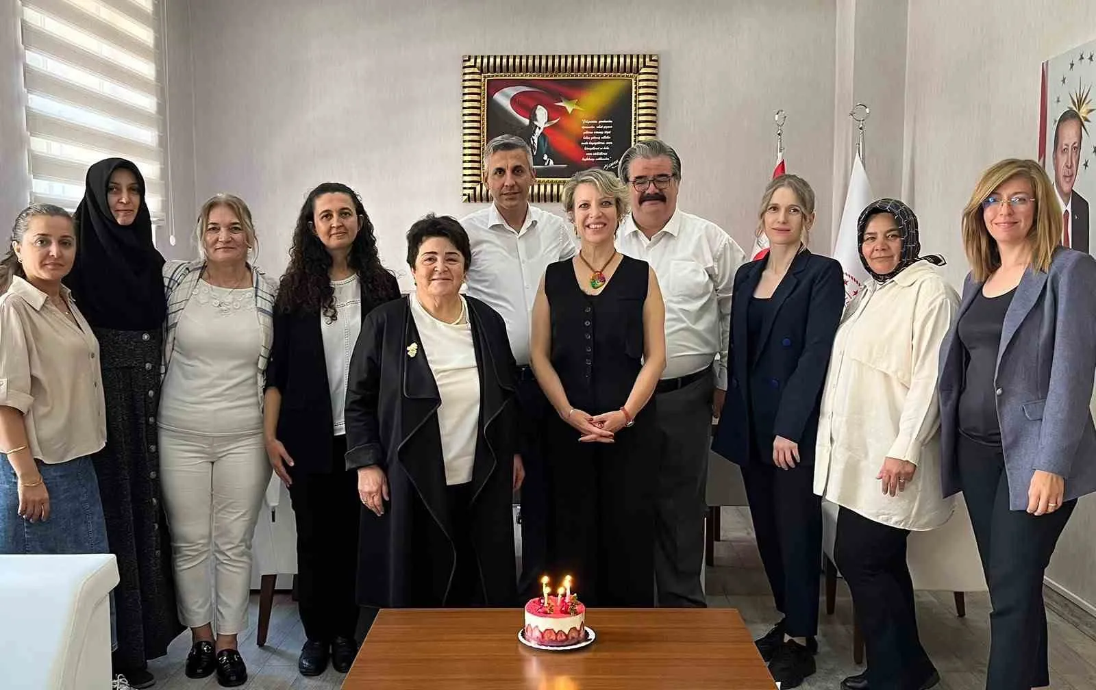 Manisa’da 45 yıllık hizmet yolculuğu pasta kesimiyle noktalandı