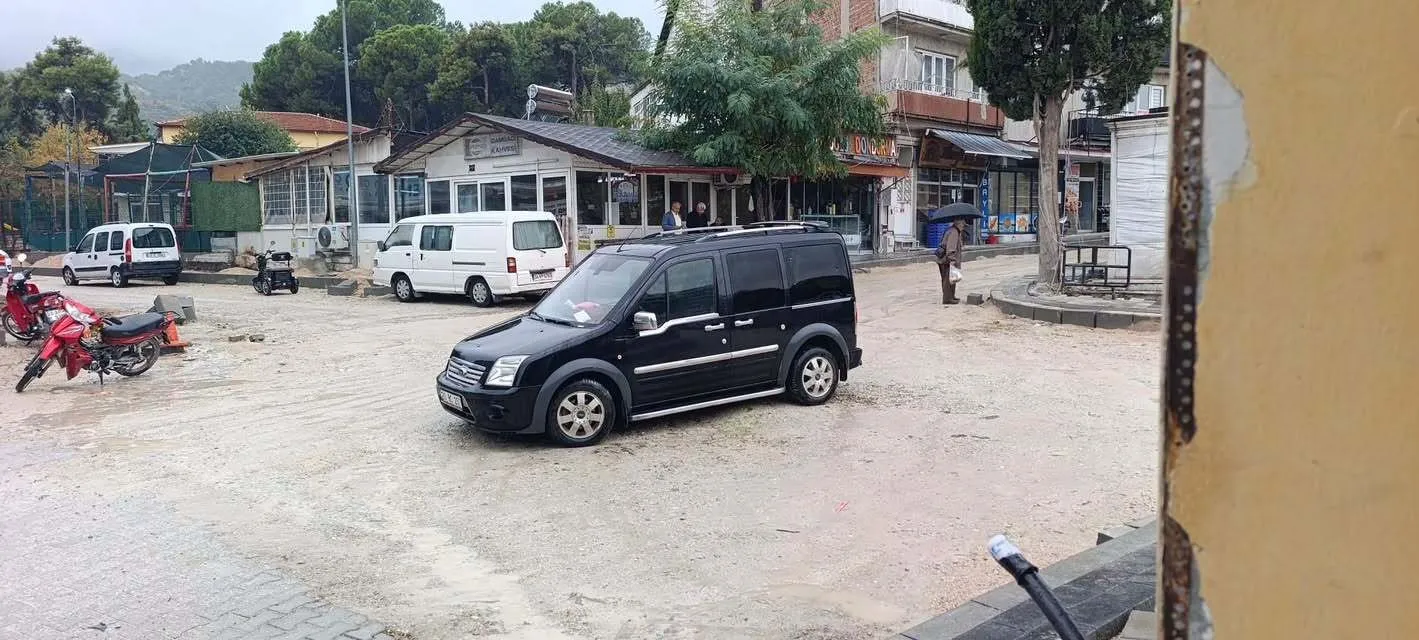Buldan’da belediye çalışmaları sürücüleri isyan ettirdi: Rögar kapağı aracı askıda bıraktı