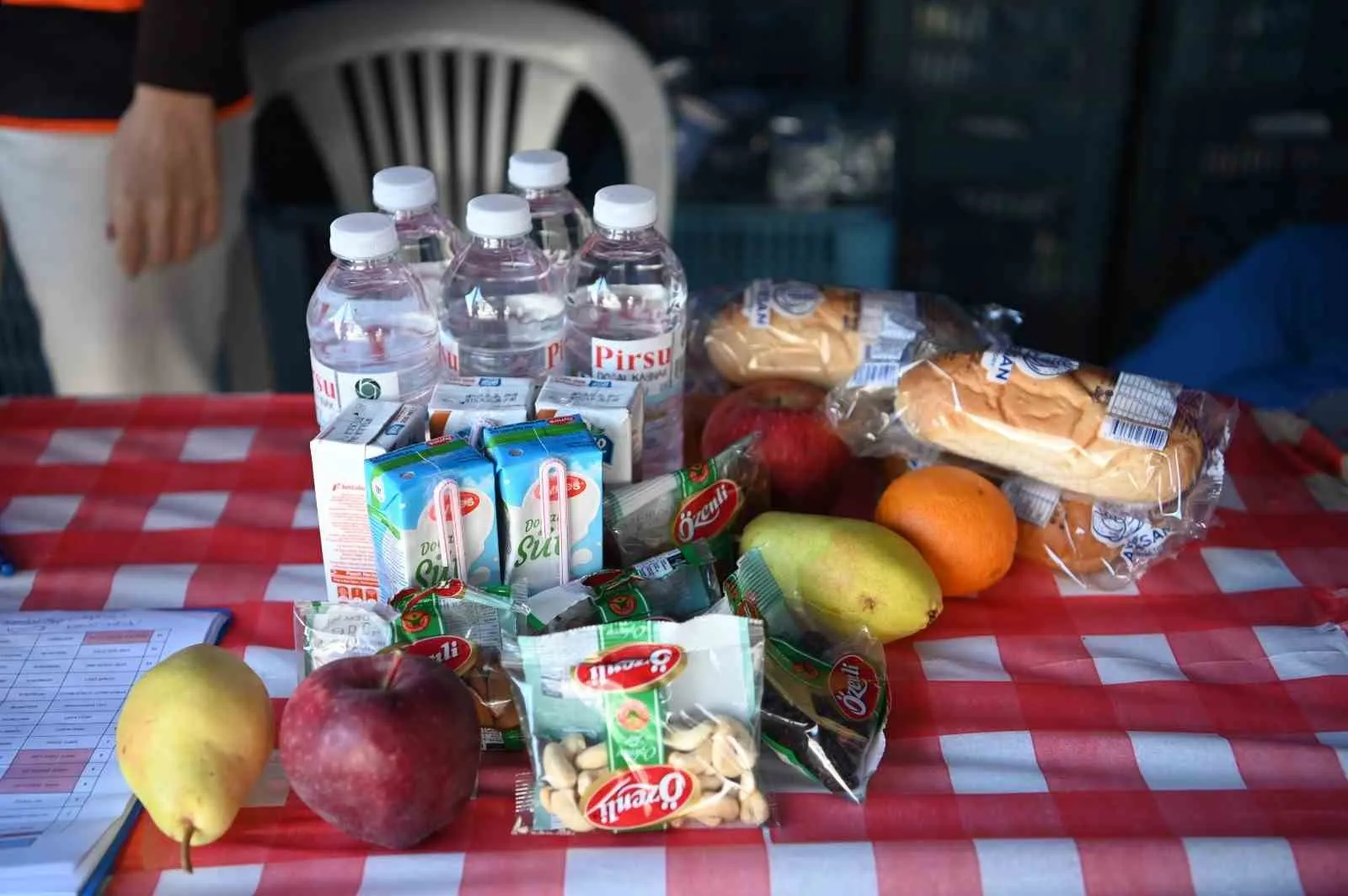 Kuşadası'nda minik öğrencilerin beslenme çantaları belediyeden