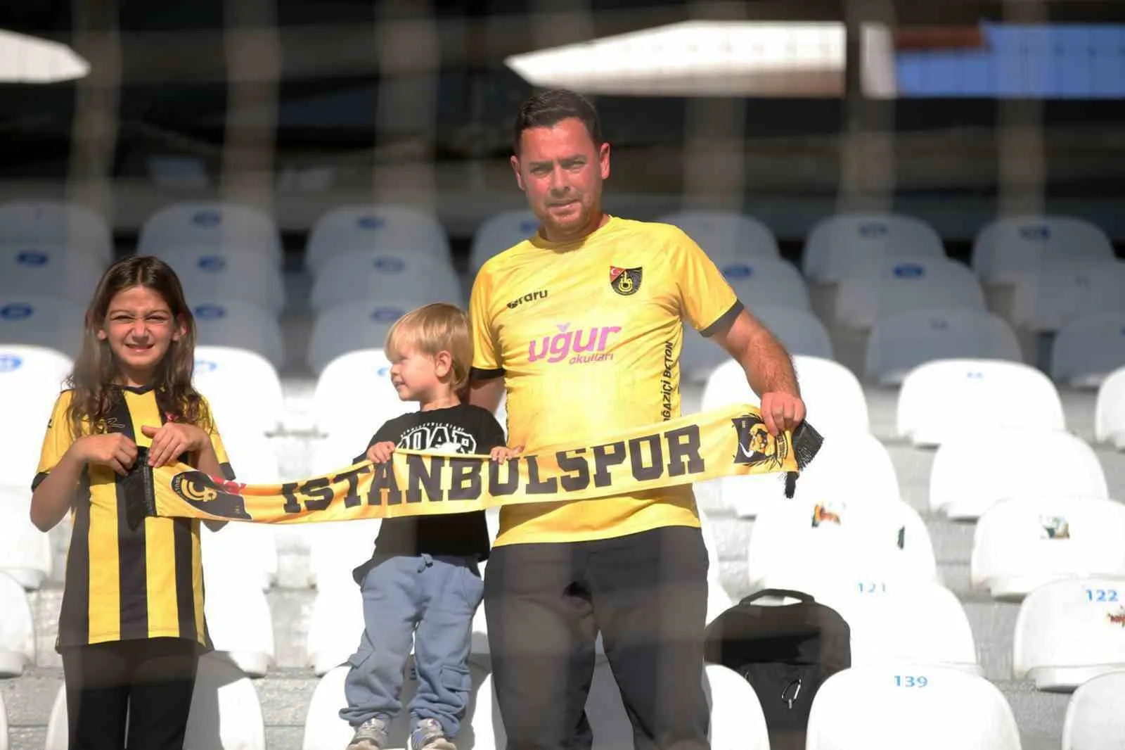 Kilometreler vız geldi: İstanbulspor aşkını çocuklarıyla tribüne taşıdı